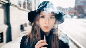 10 fatos históricos - as mulheres já foram proibidas de fumar em público