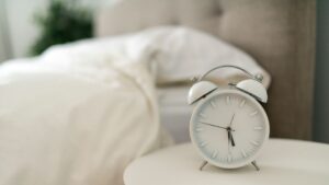 10 fatos históricos - antes dos despertadores serem criados, um profissional era responsável por acordar as pessoas a tempo para o trabalho.