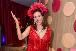 Narcisa no Baile em Copacabana, look vermelho, clima de festa.